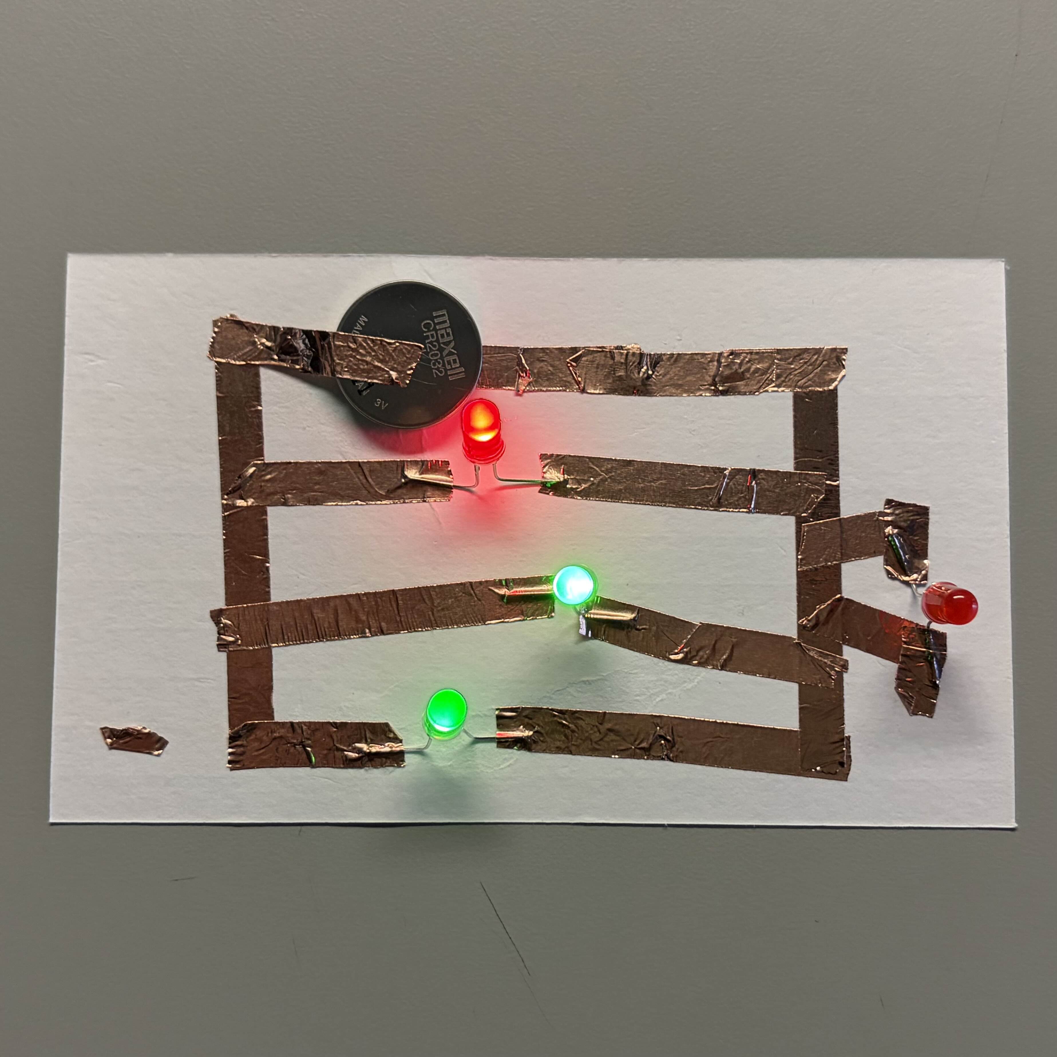 Trying out parallel circuits with more than one light source (Having an extra circuit outside of the board does not make it light up)